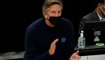 米兰体育官方-闪电换帅牵扯种族歧视？教练工会对森林狼提出质疑