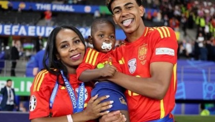 【17岁让全家退休】亚马尔谈及为母亲买房：‘你想要哪一套？