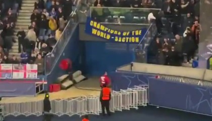 米兰体育官方-整活😂切尔西球迷在巴黎主场拉起的横幅：世界冠军专区🔥