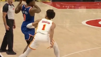 米兰体育官网-离谱判罚！杰伦-约翰逊防守踩出界，福斯特判罚尼克斯出界